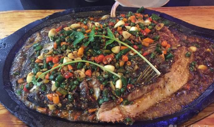 火爆排队的烤鱼,火爆排队的烤鱼小店