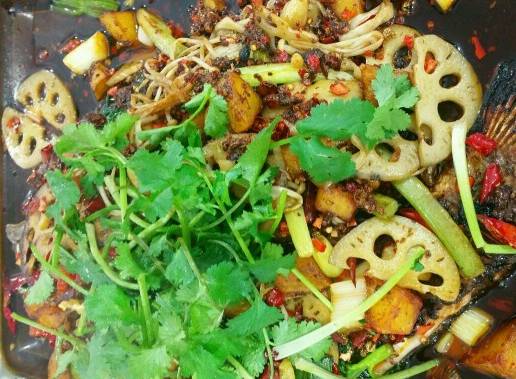 火爆排队的烤鱼,火爆排队的烤鱼小店