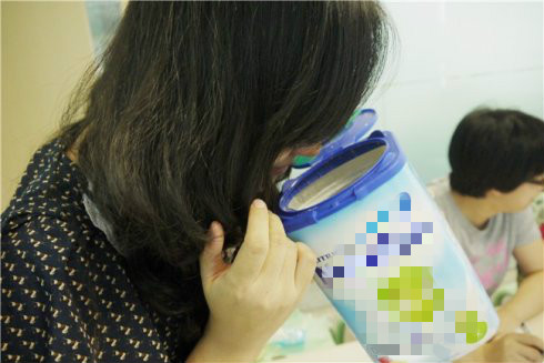 奶粉怎么知道是不是仿冒,一招辨别奶粉真假