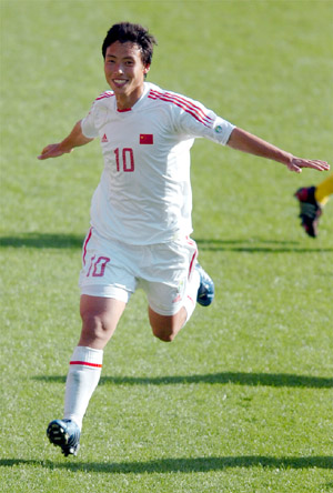 曾经与梅西抢首发的中国球员,比肩梅西的天才