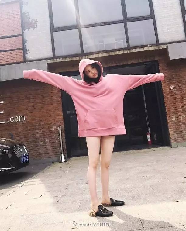 秋款卫衣女装搭配,早秋女装潮牌卫衣搭配什么裤子