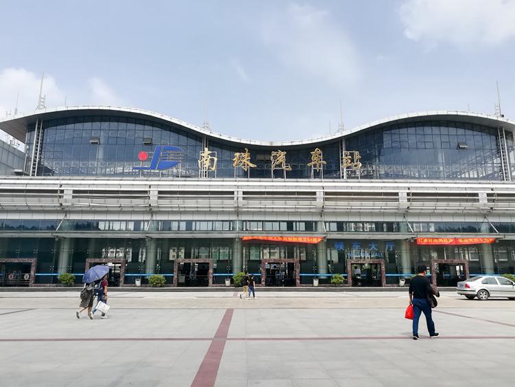 国庆最后一天的北海车站，火车站挤死人，汽车站空寥寥