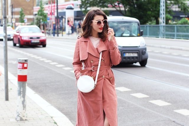 粉色大衣怎么搭配衣服好看,粉色大衣的里面怎样搭配好看