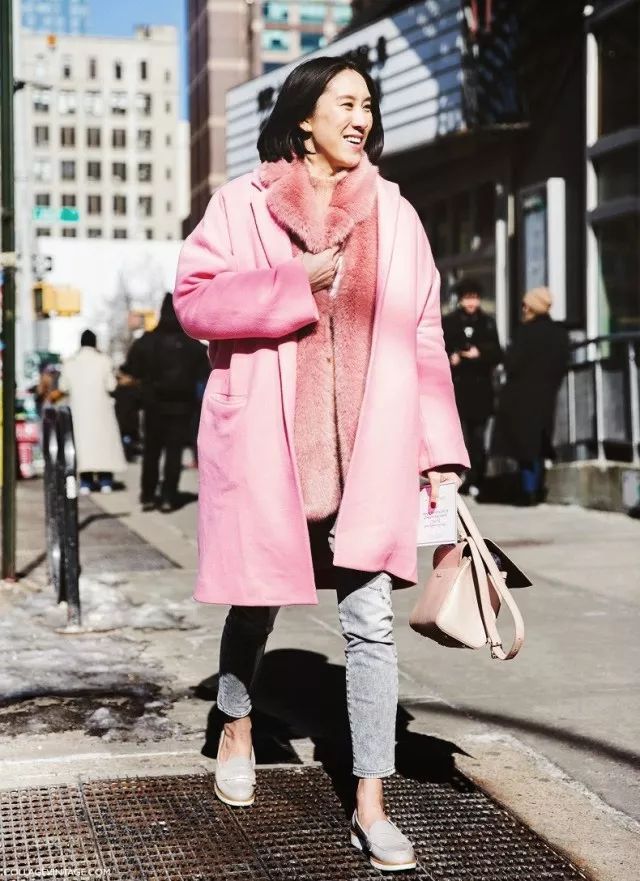 粉色大衣怎么搭配衣服好看,粉色大衣的里面怎样搭配好看