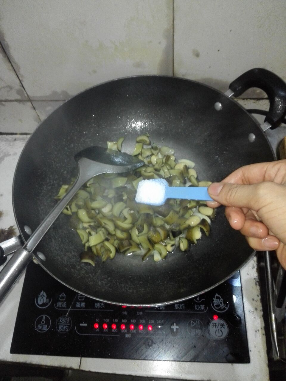 超级下饭菜豆角牛肉粒,超下饭的蒜苗牛肉粒