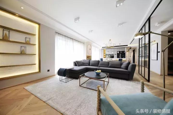 她家竟然有两个衣帽间、两个厨房！