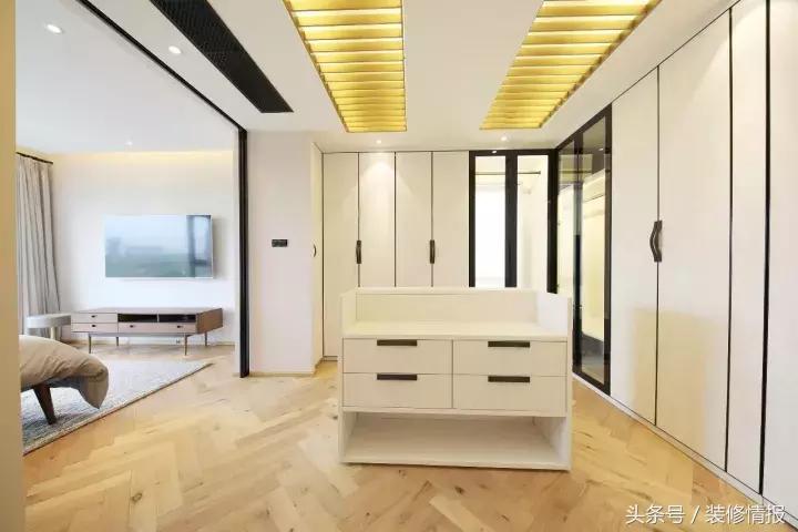 她家竟然有两个衣帽间、两个厨房！