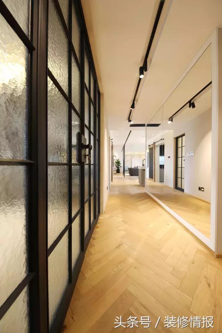 她家竟然有两个衣帽间、两个厨房！