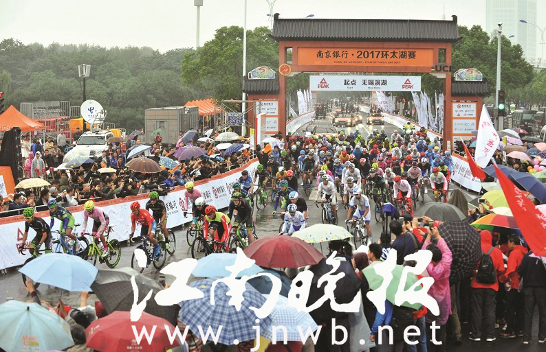 给车手递水壶这活不简单“滨湖绕圈赛”前三名用时均为2分26秒35