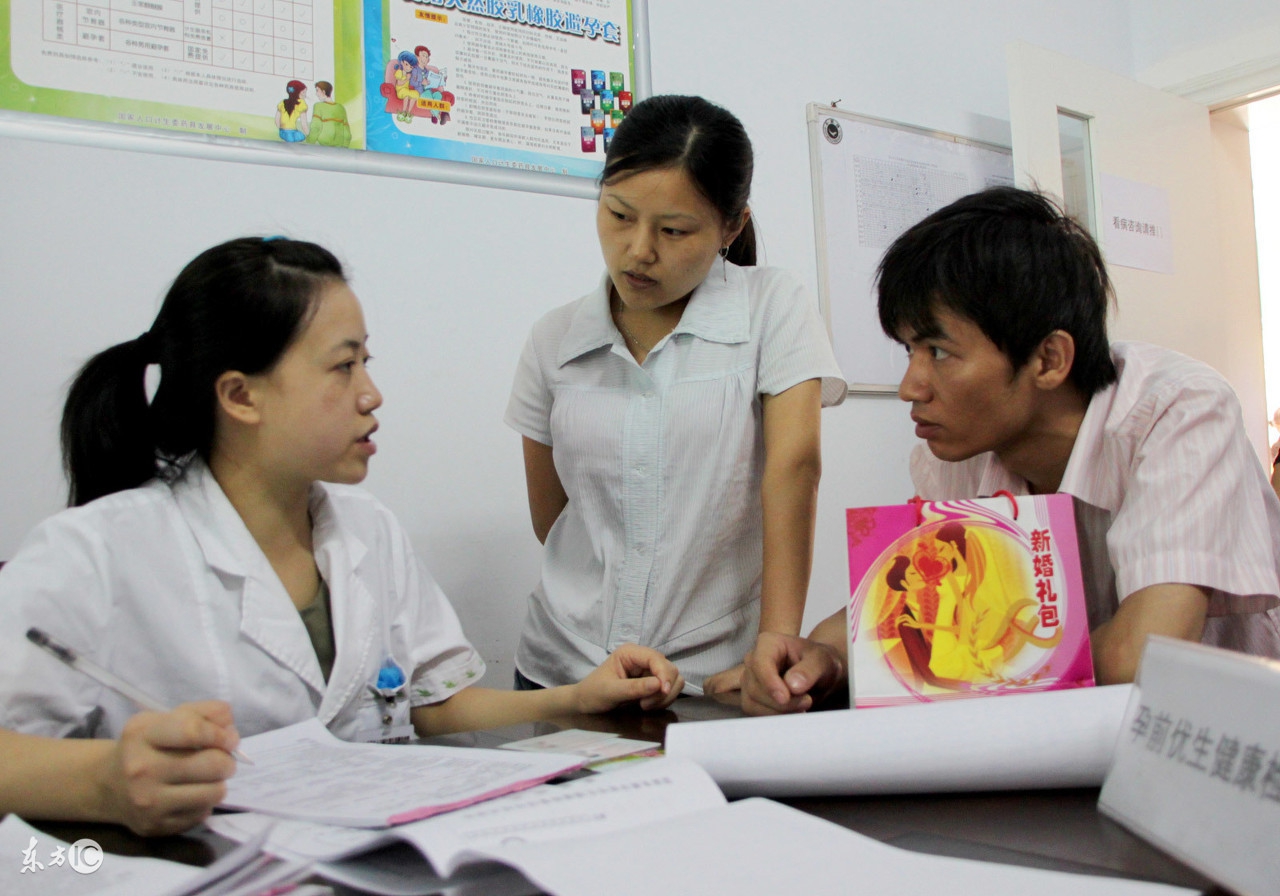 年轻妈妈产微型婴儿，花几十万也保不住，医生大怒：你们干的好事