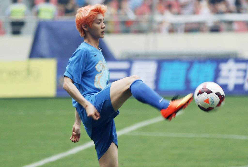 鹿晗踢足球鞋视频,鹿晗足球鞋