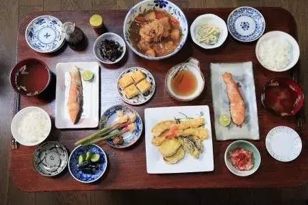 日本人吃饭用什么碗,日本人为什么吃饭那么多碗