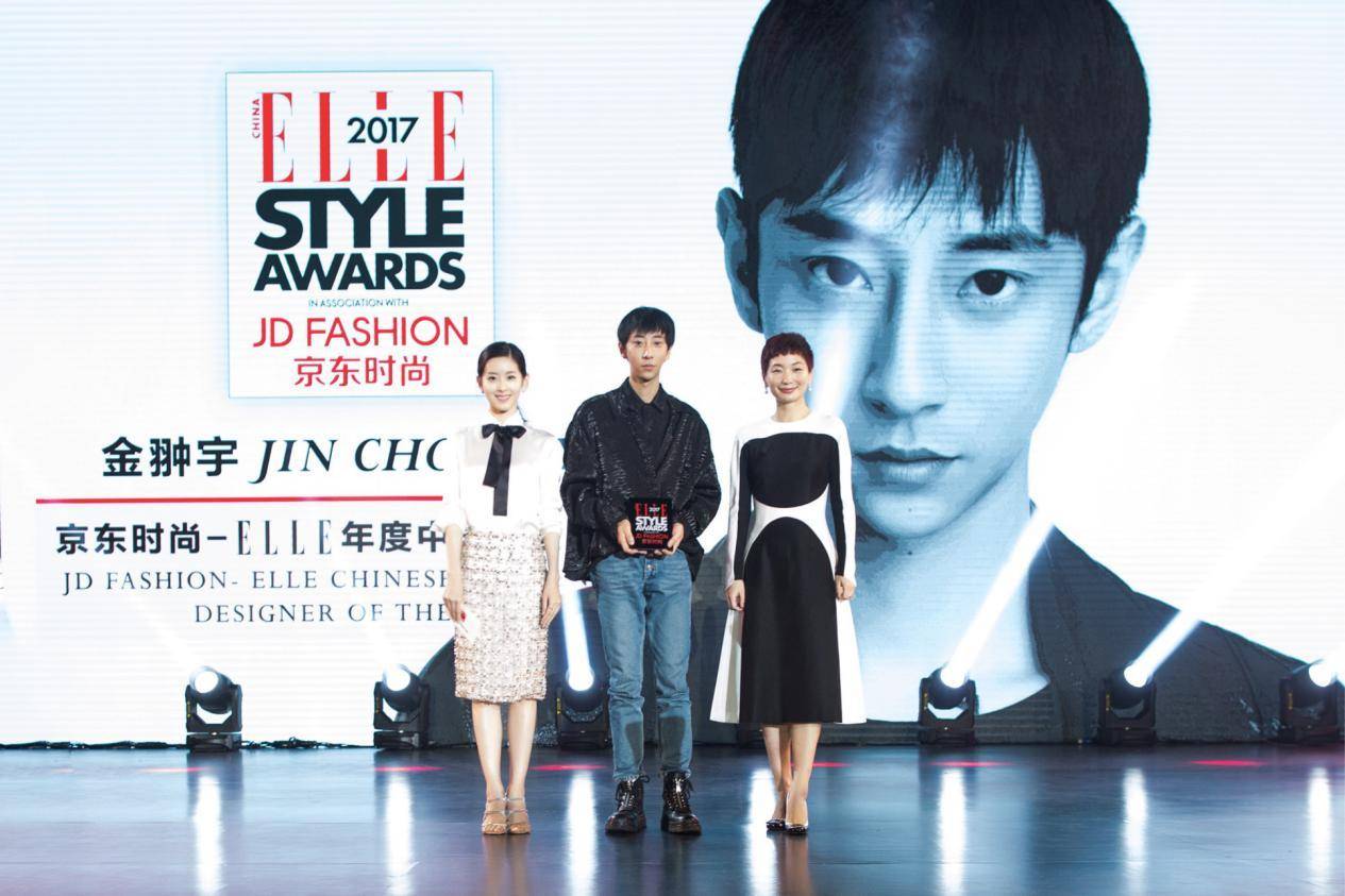 飞遍全球参加活动，举办私人晚宴，章泽天才是最拼命fashionicon