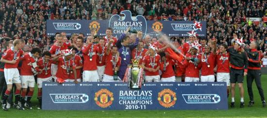 曼联2-1胜曼城夺冠领奖,曼联最近10年冠军