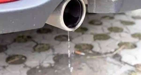 车身抖动排气冒白烟怎么回事,排气冒白烟发动机抖怎么回事