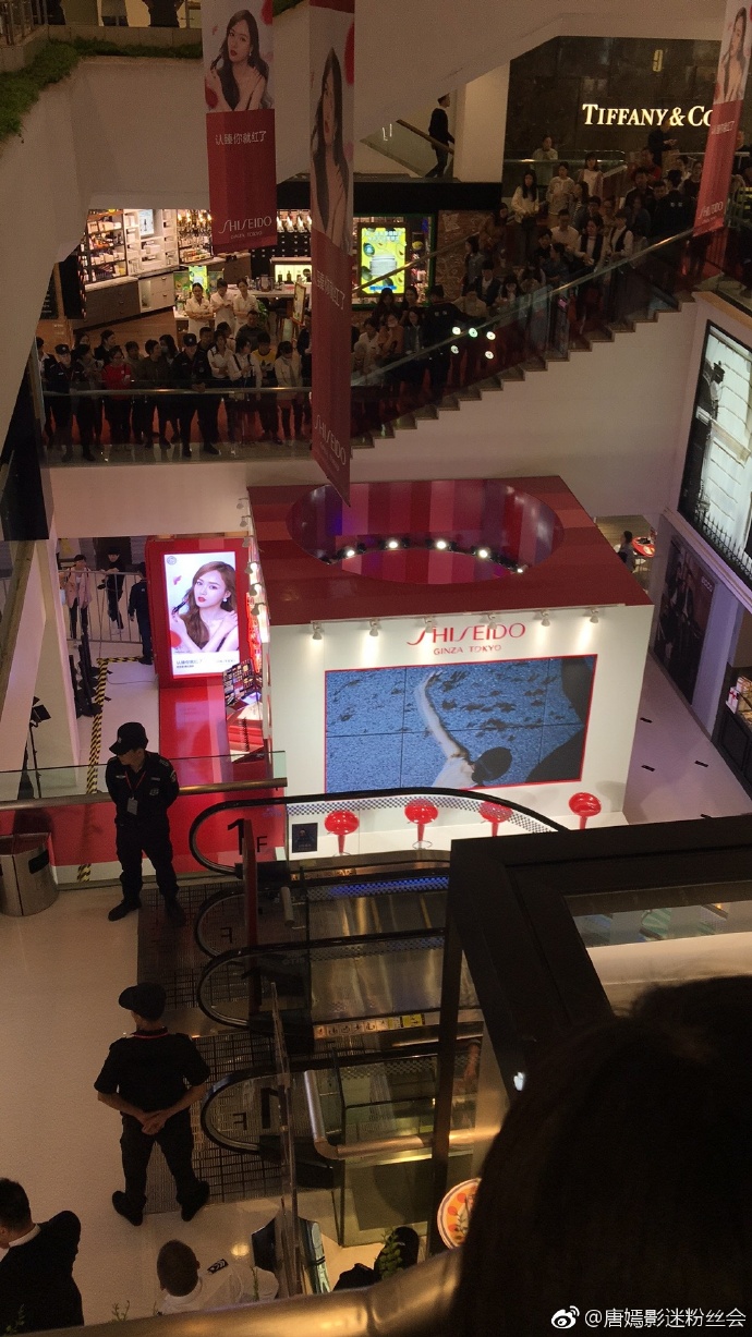 唐嫣参加商场活动光临新天地,唐嫣参加商场活动路人围观