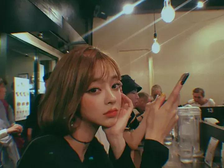 发量较多微卷适合的发型,女生发梢微卷