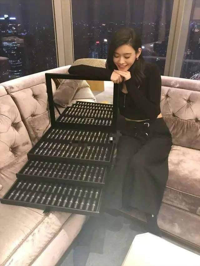 吴昕何穗收到上百只口红算什么范冰冰收到一颗挂满LV的圣诞树