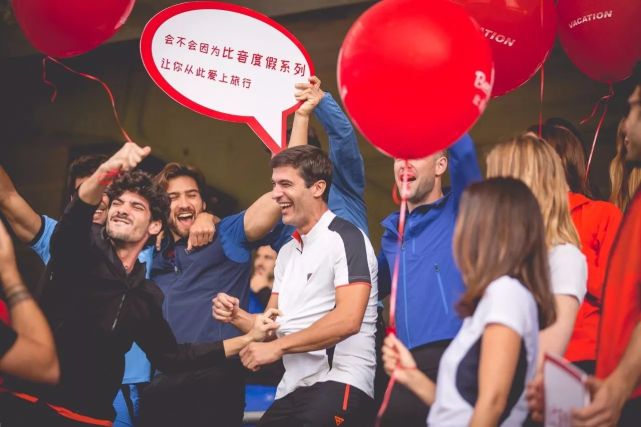 比勒芬时装秀中国红,足球场走秀