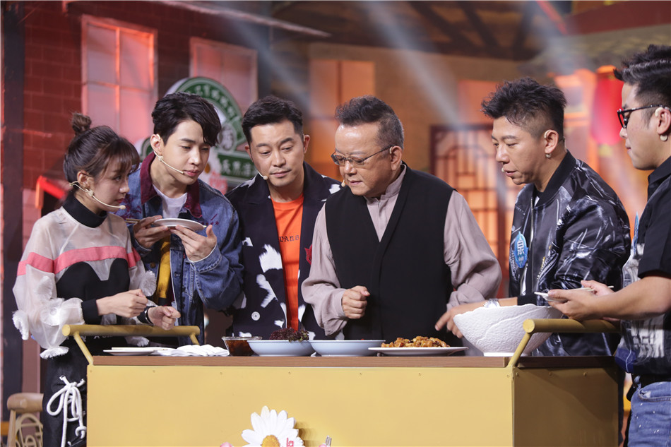 王刚花样厨神大赛视频,演员王刚吃美食