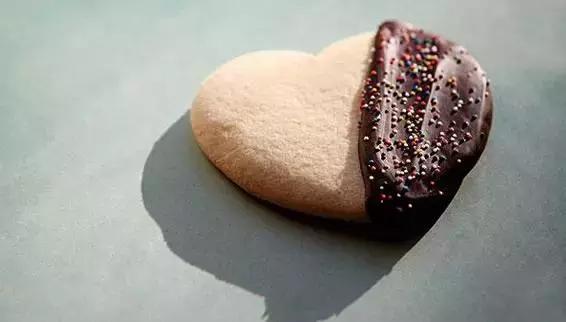 巧克力都含植物油吗,巧克力里面的油是什么油