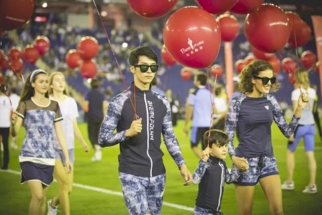 比勒芬时装秀中国红,足球场走秀