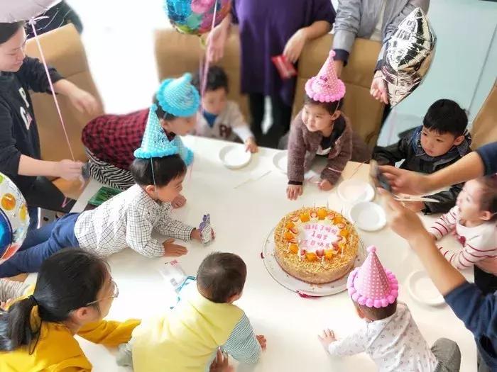 老板支持员工带小孩上班,员工带孩子上班老板帮忙带娃