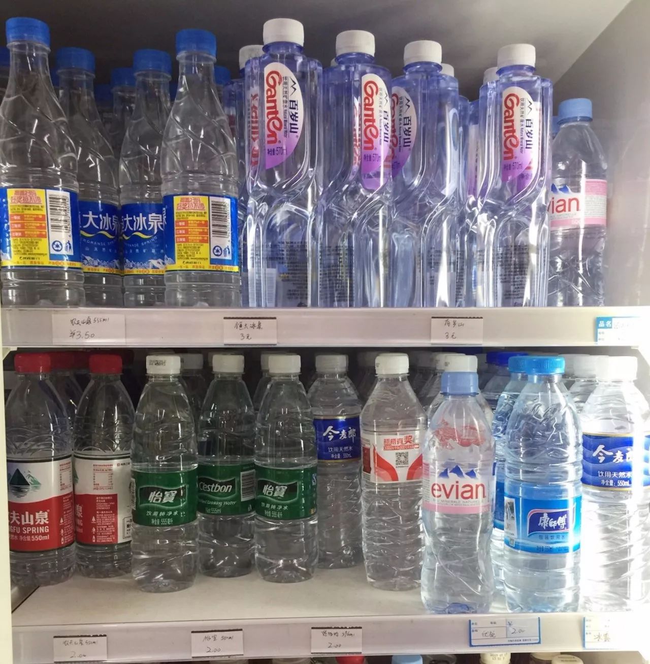 依云矿泉水和农夫山泉哪种好,依云矿泉水跟农夫山泉有啥区别