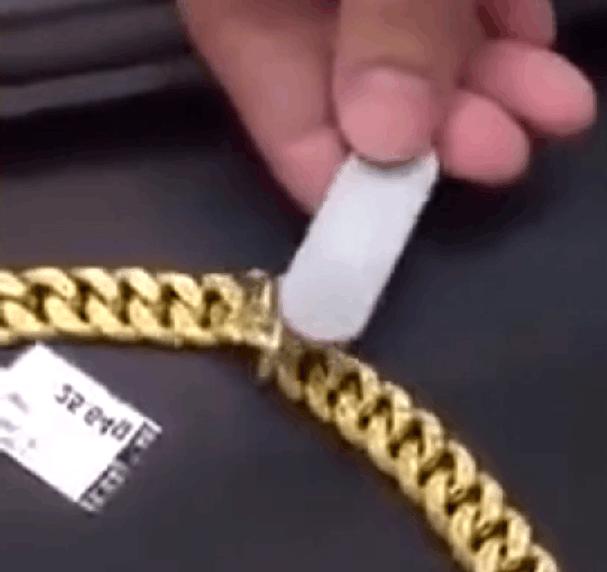 黄金手镯用吸铁石能不能试出来 (吸铁石能吸黄金首饰吗)