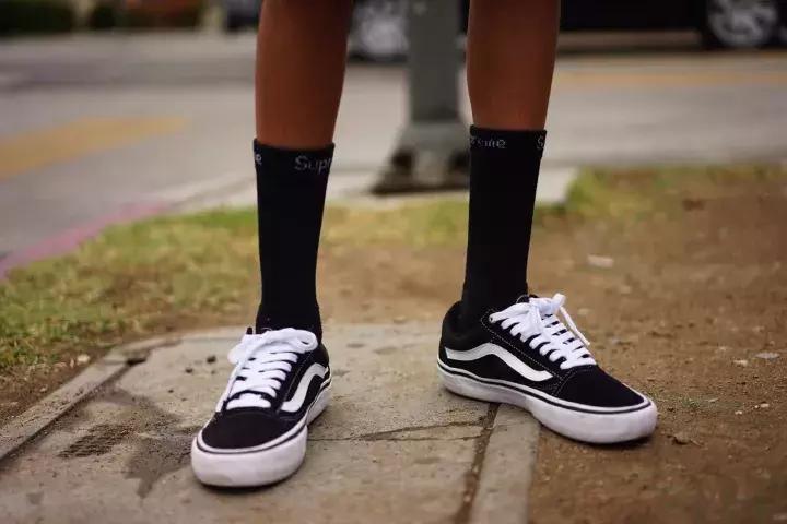 可能你手上的Supreme正是来自美国10几岁排队*党**!