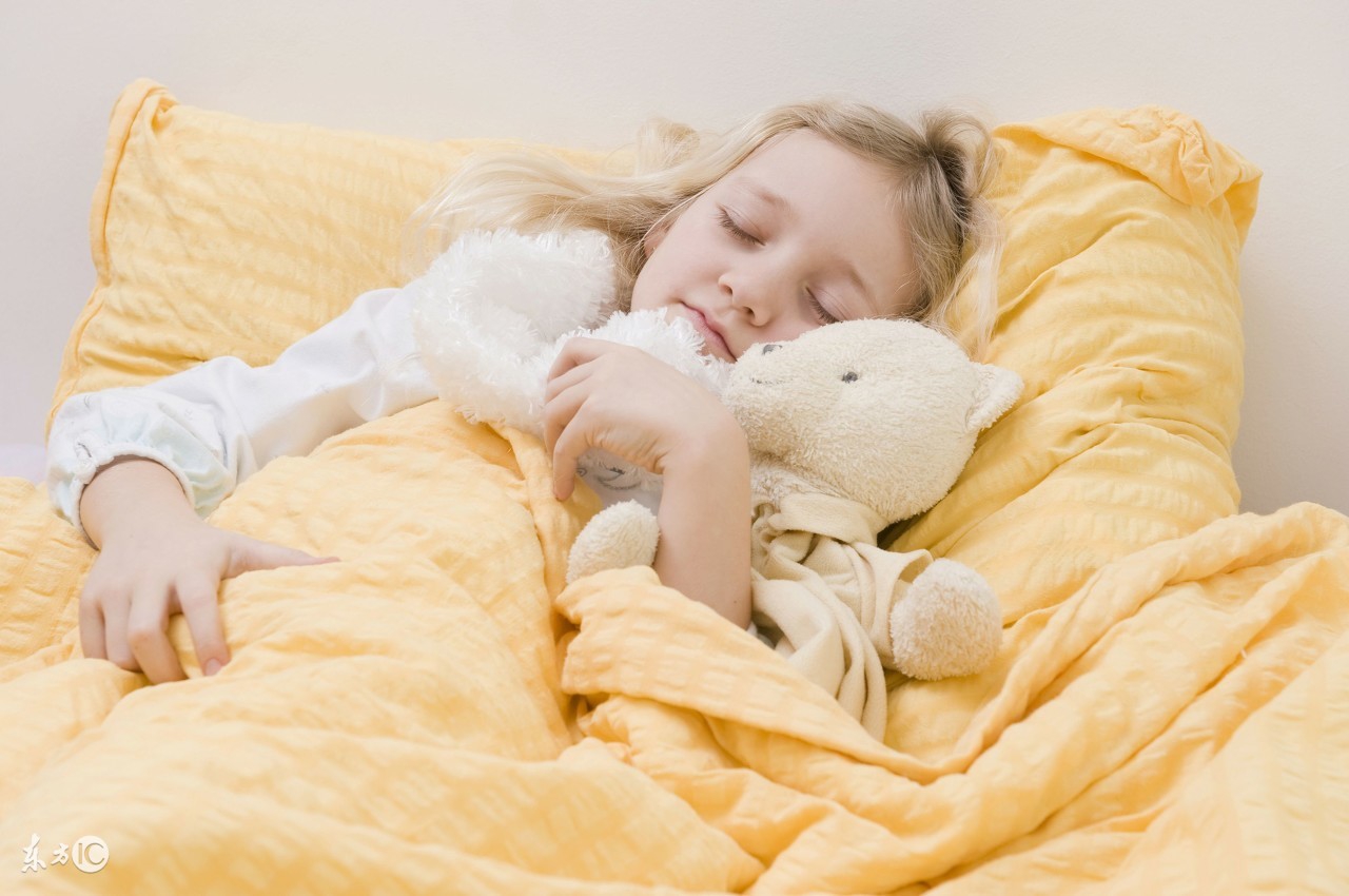 宝宝盖被子，安全又暖和？宝宝要有专属被子，太厚的被子盖不得