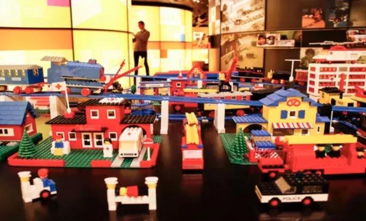 你每天把玩的乐高，如今已是估值2500亿元的积木帝国