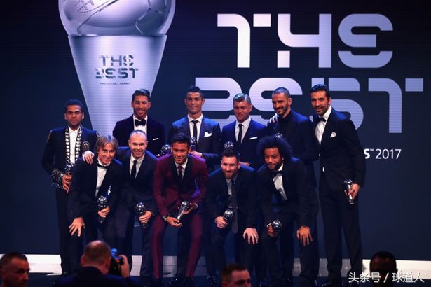 国际足联梅西c位捧杯,国际足联颁奖典礼梅西c罗罗本