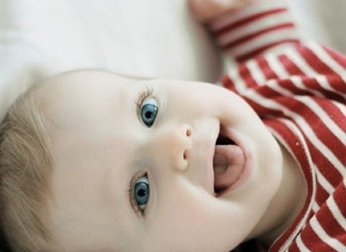 宝宝白天睡觉晚上不睡民间方法,宝宝白天睡觉不醒不吃奶怎么办