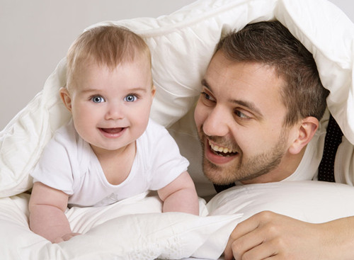 宝宝白天睡觉晚上不睡民间方法,宝宝白天睡觉不醒不吃奶怎么办