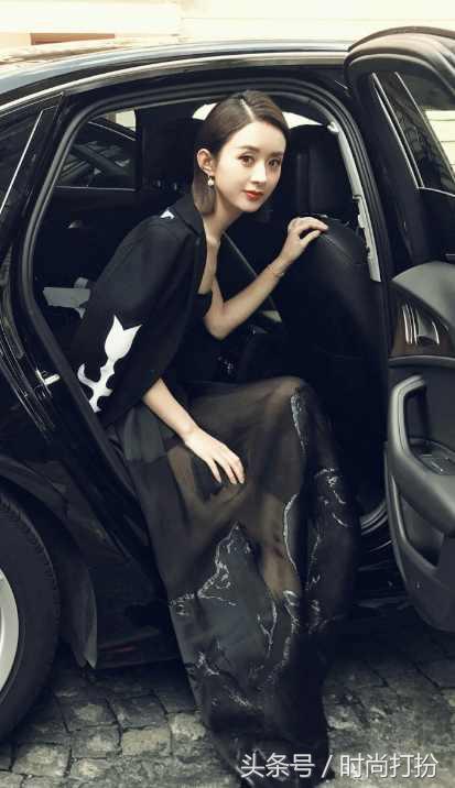 赵丽颖私服穿搭迪奥,赵丽颖穿迪奥白色连衣裙亮相