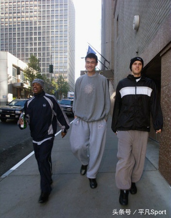 弗朗西斯替姚明出头视频,弗朗西斯帮姚明出头视频