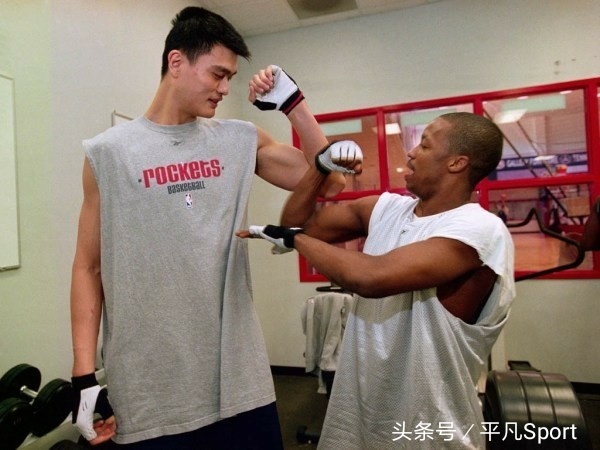 弗朗西斯替姚明出头视频,弗朗西斯帮姚明出头视频