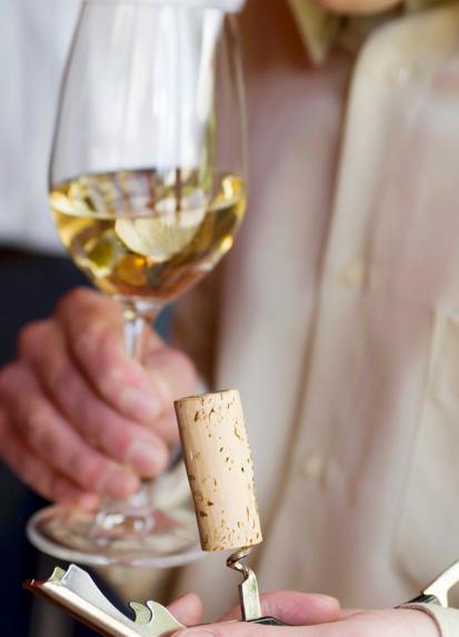 白葡萄酒养生保健益处多,白葡萄酒益处