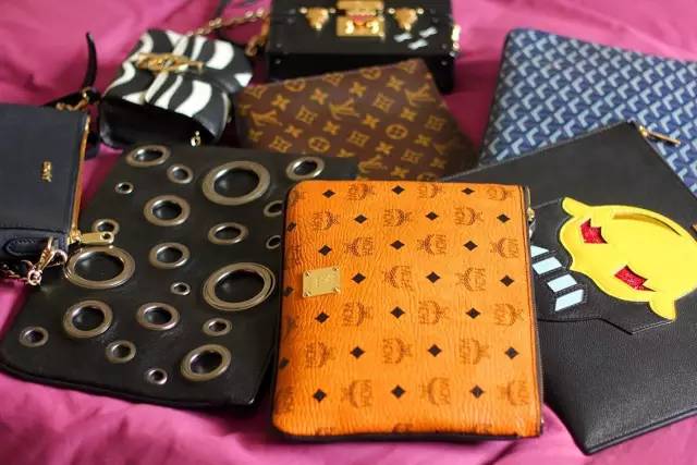 成都男人骚不骚,请看他的包