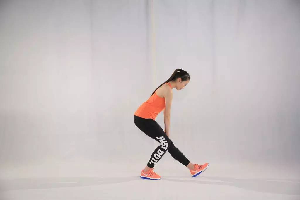 拉伸小腿最有效的动作,最简单的拉伸小腿动作