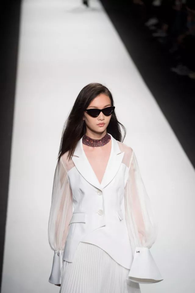 我以为必胜客的秀上全是行走的披萨，没想到却被美到……