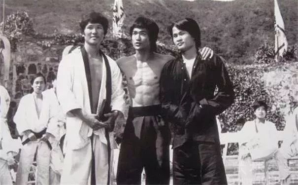 今天必须跪一下香港僵尸教父