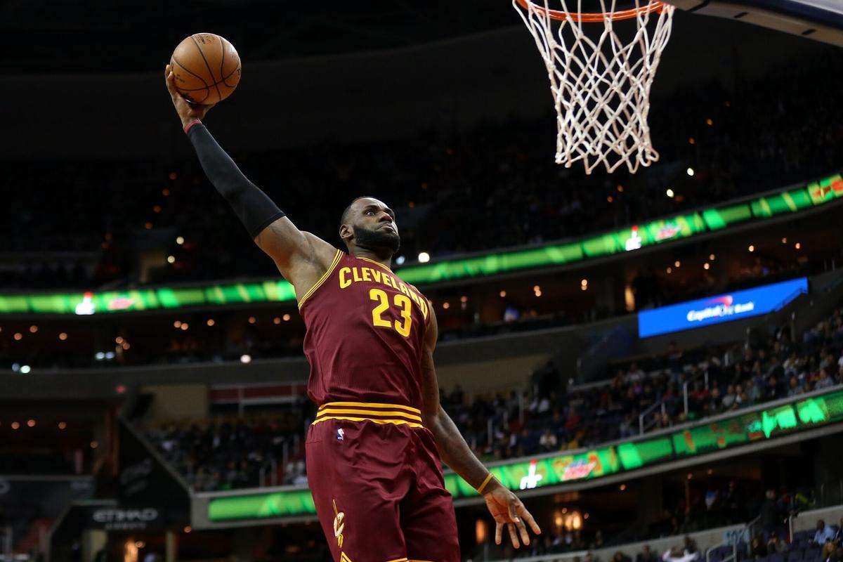 詹姆斯改变了几次投篮姿势,詹姆斯全场标准投篮姿势连中三球