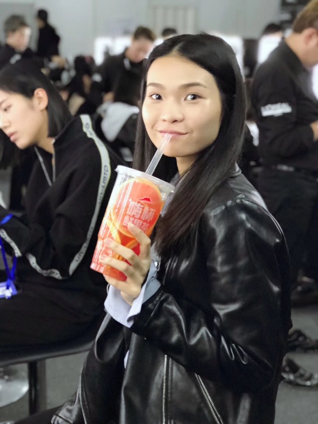 我以为必胜客的秀上全是行走的披萨，没想到却被美到……