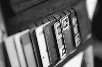 银行卡长期不用不知道还有没有钱,银行卡长期不用不存钱有什么后果