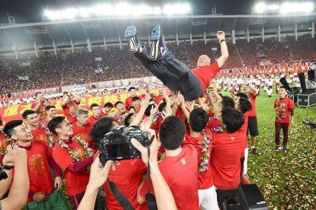 中国足坛又一笑话！恒大办夺冠庆典或被罚空场，罪魁祸首继续是他