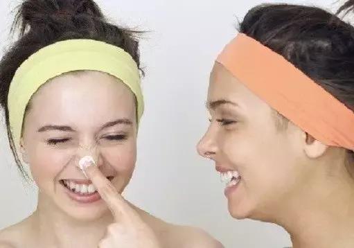 教你轻松消灭鼻头黑头,女童鼻子黑头出油怎么办