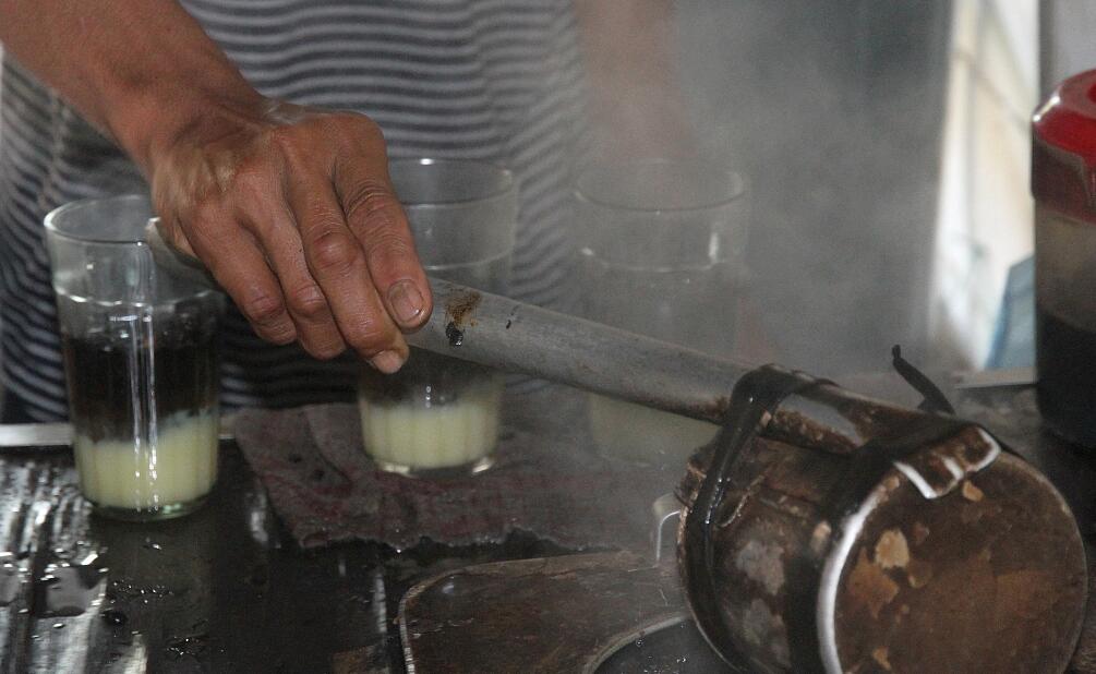 杯子倒扣印尼这家咖啡馆用吸管喝盘子里的咖啡