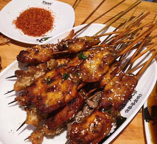 广州岗顶美食街,岗顶地铁口美食街